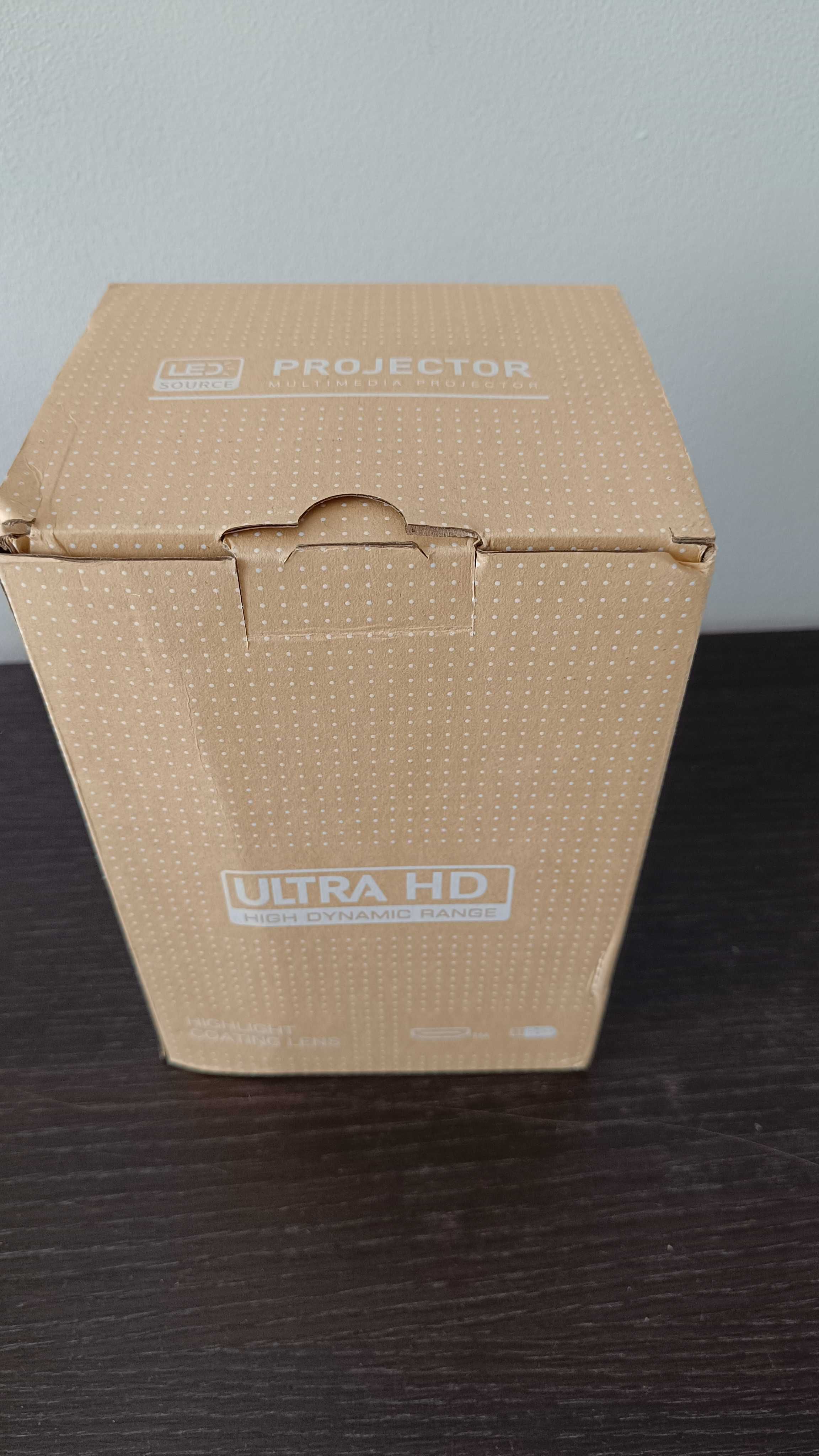 Przenośny projektor HY300 Pro Mini obracany o 180°