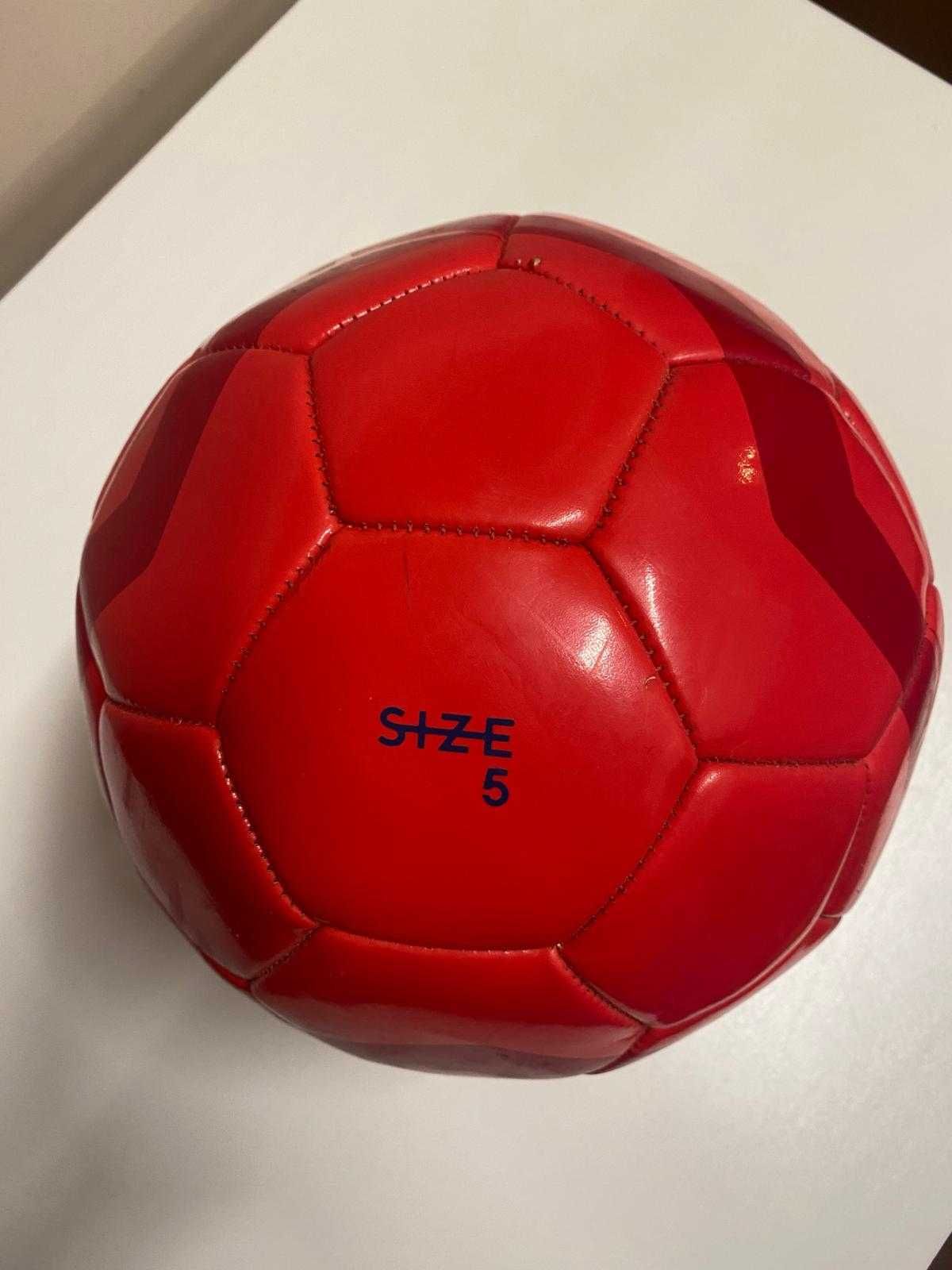 Bola de futebol Kipsta vermelha, em ótimo estado, usada uma vez