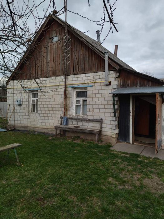 Продам частину будинку з чудовою земельною ділянкою.