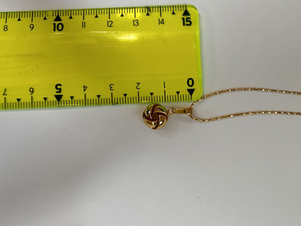 Zestaw biżuterii (kolczyki + naszyjnik) w kolorze złota