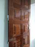 Porta de rua com fechadura