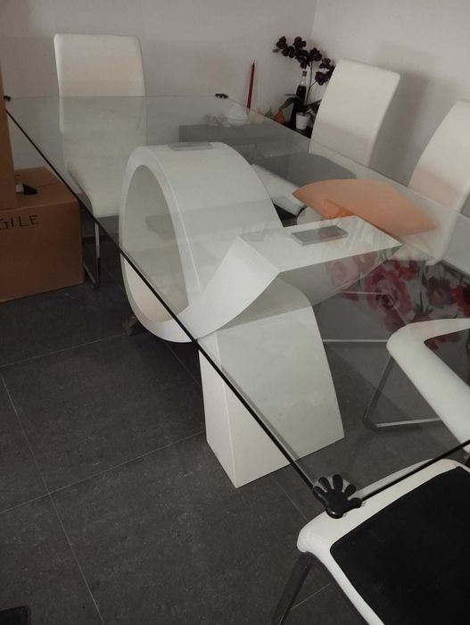 Sala completa com mesa e cadeiras