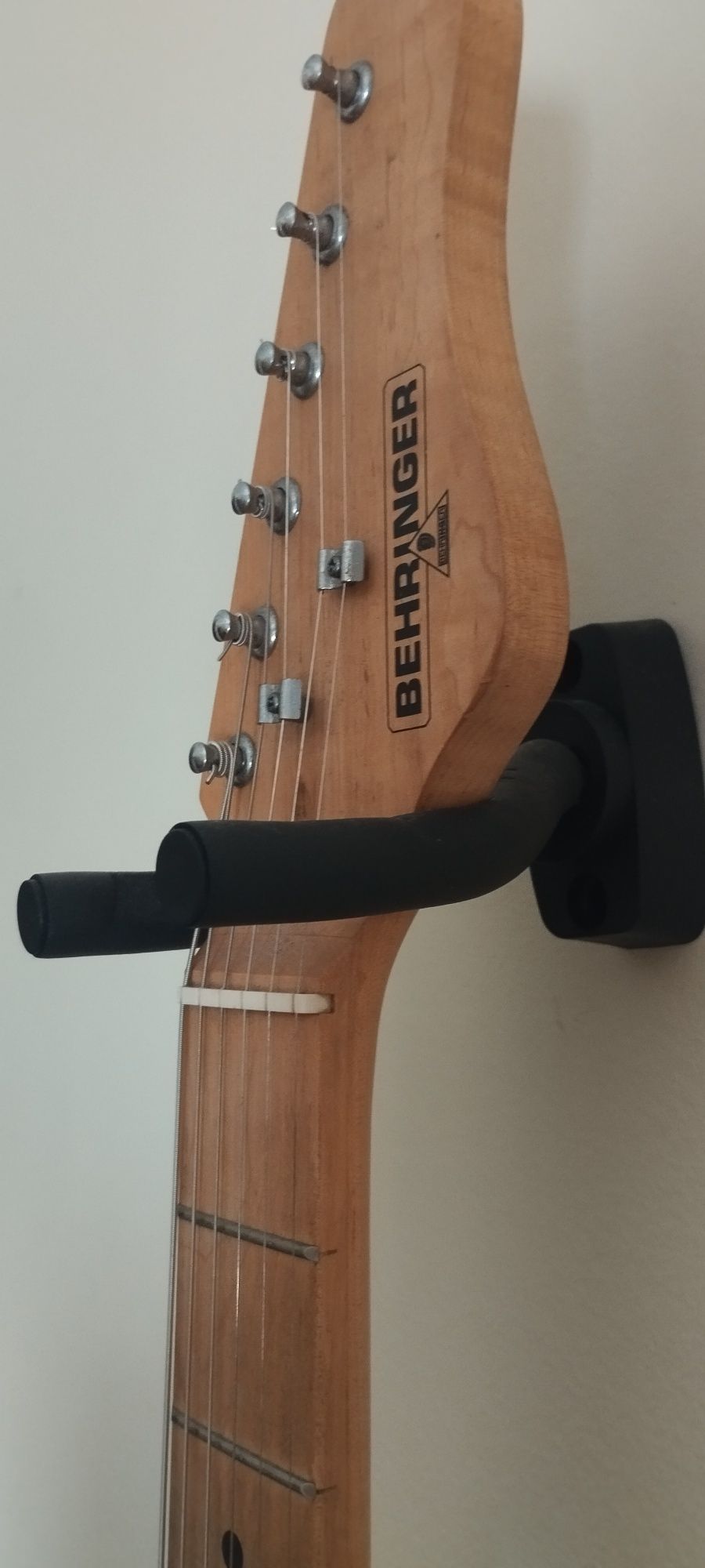 Guitarra Elétrica Behringer com Amplificador