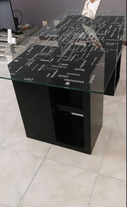 Mesa em vidro com pernas de prateleiras