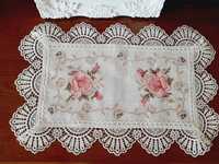 Serwetka haftowana haft krzyżykowy z koronką w kwiaty róże 40 cm
