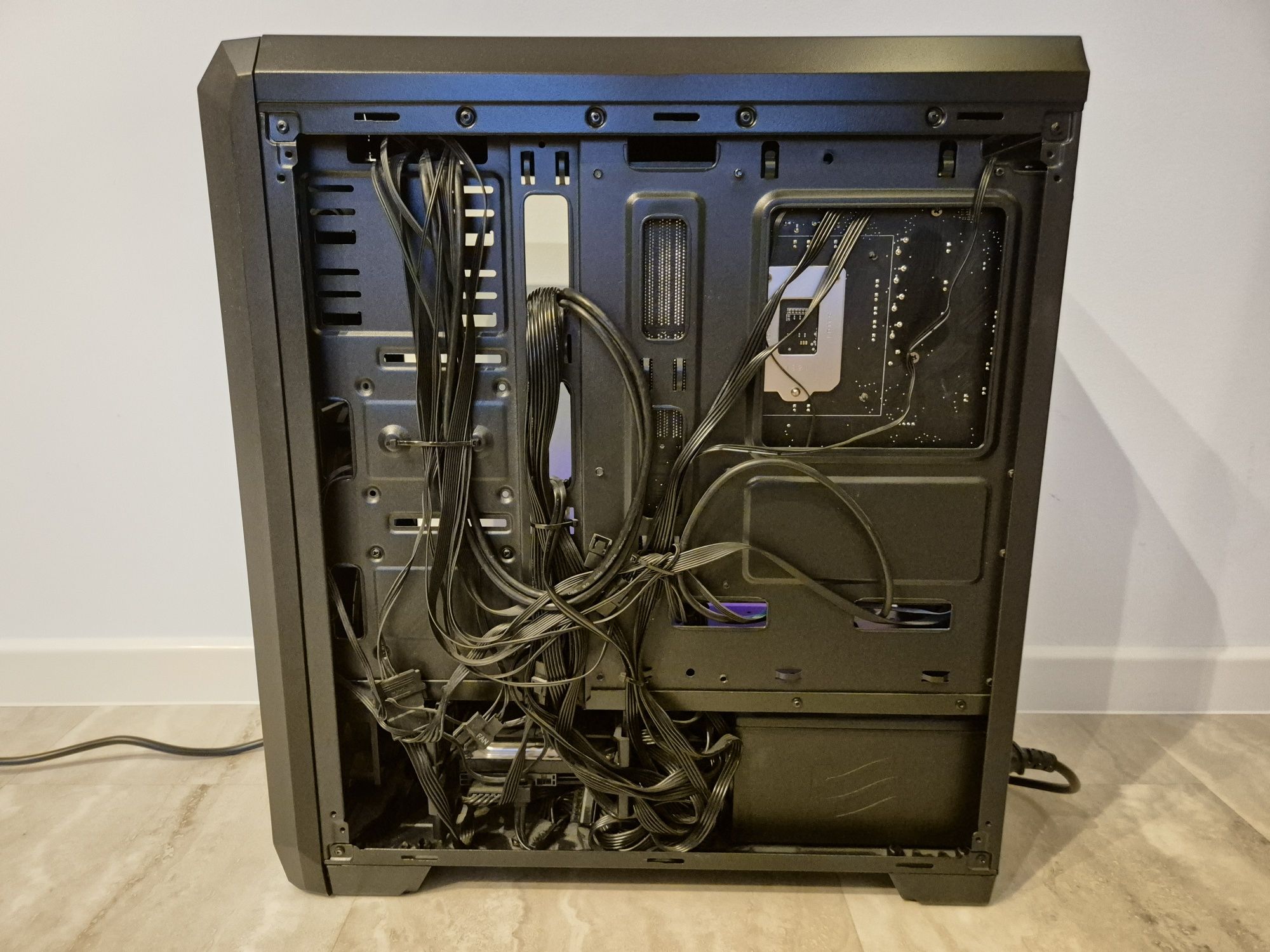 Komputer PC do gier/nauki GTX 1660Ti/ i5 9400F/ 16GB RAM