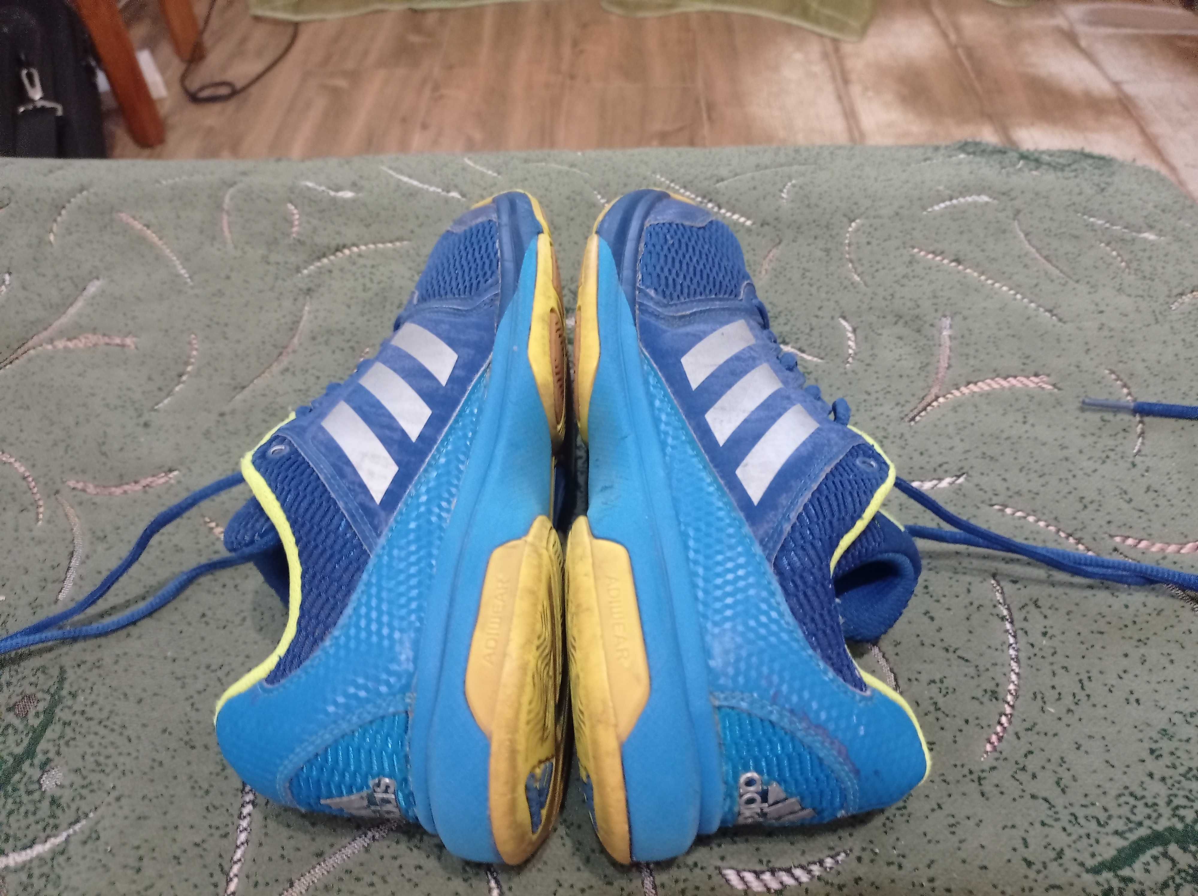 Кроссовки Adidas (оригинал) фирменные размер-40 стелька- 25,5см.