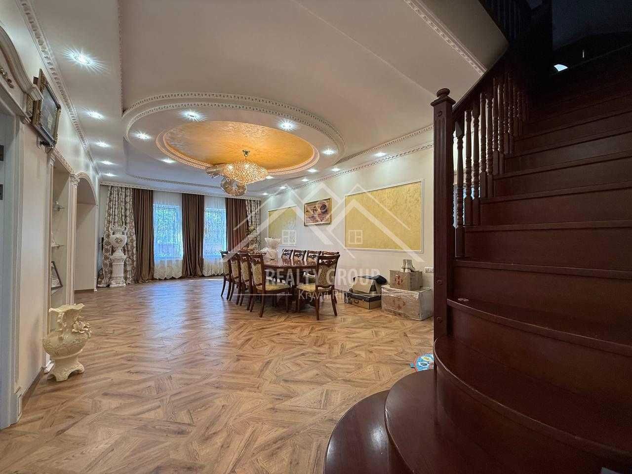 Продаж шикарного маєтку з фонтаном, 6 кімнат та два гаража Ц-м район.