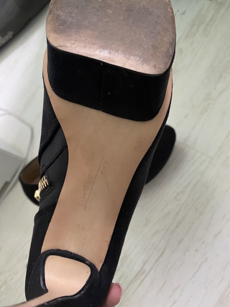 Stylowe botki Zara czarne złote zamki wydłużają nogi buty na obcasie