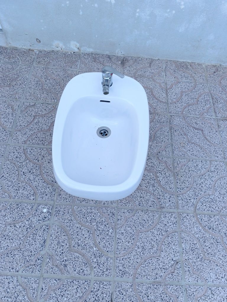 Bidé completo com torneiras e cabos