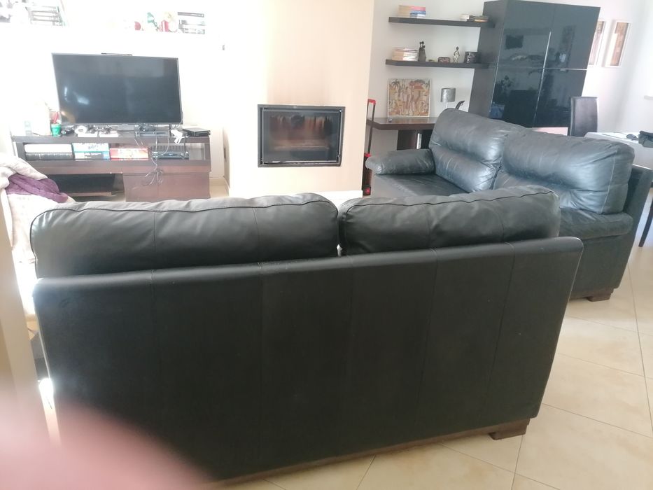 Sofá preto em pele de 2 e 3 lugares