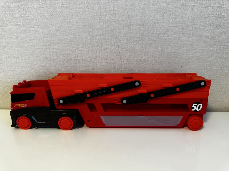 Вантажівка-транспортер Hot Wheels