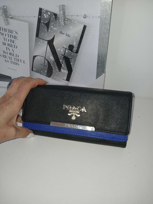 Czarny portfel Prada
