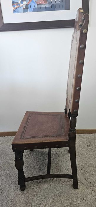 Cadeiras em madeira e couro