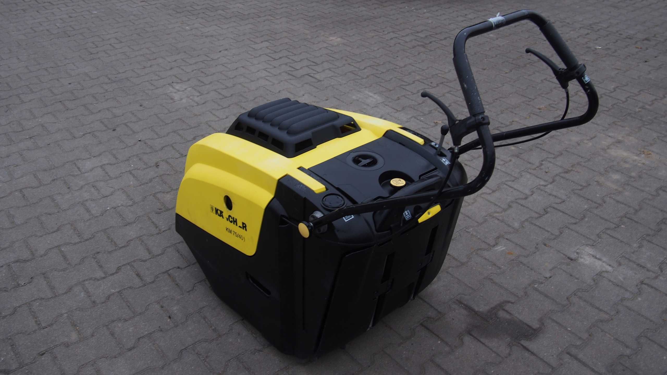 Karcher Professional KM 75/40 w zamiatarka spalinowa Honda