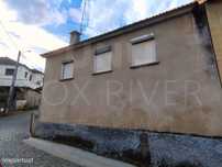 Moradia para restauro em Prado, Melgaço
