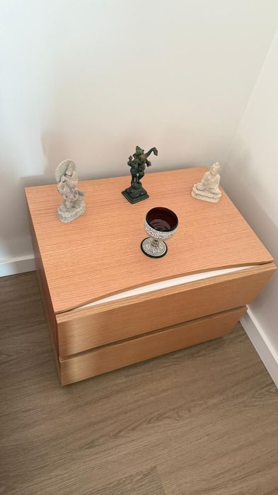 Mesa de cabeceira de madeira