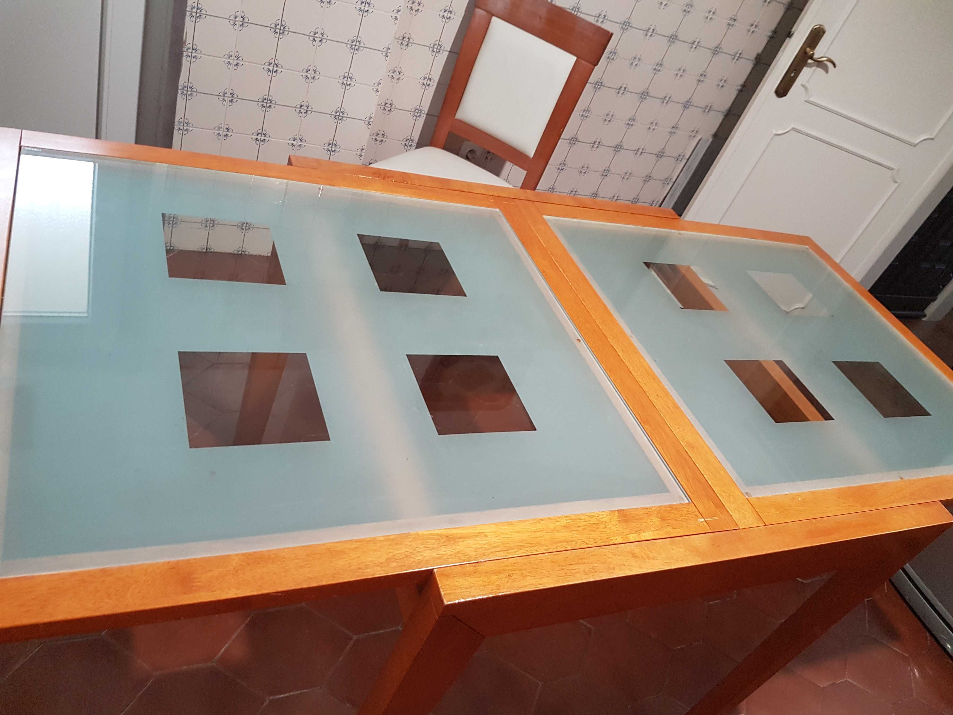 Mesa Extensível Quadrada Madeira Tampo Vidro + 2 Cadeiras Almofadadas