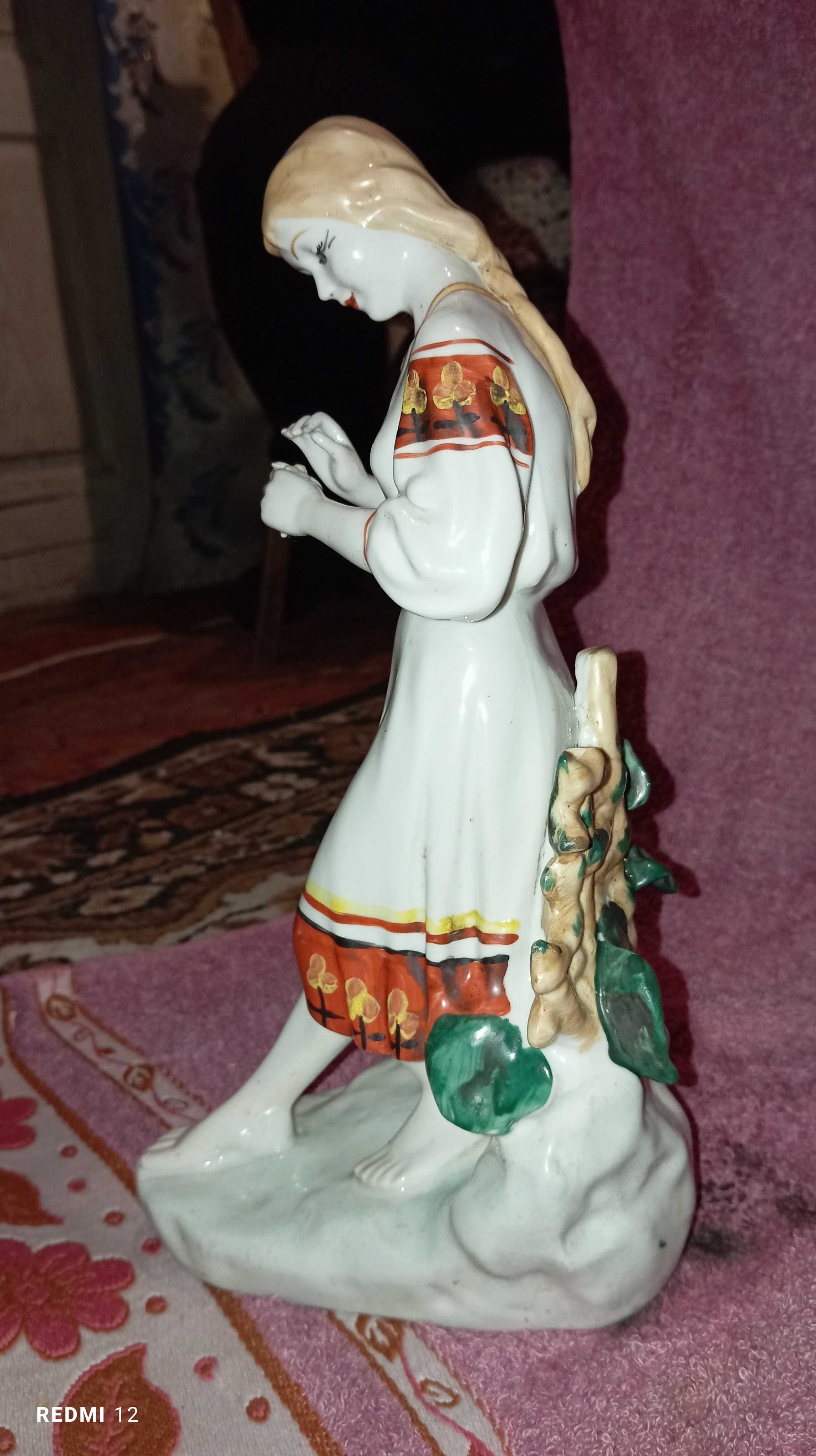Фарфорова статуетка "Гадание на ромашке"