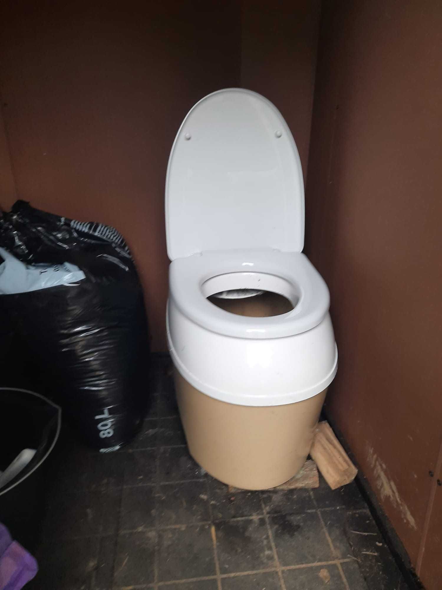 Toaleta przenośna torfowa z domkiem