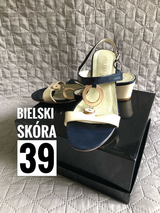 908. r.39. Bielski. Skórzane granatowe, kremowe sandały na klocku