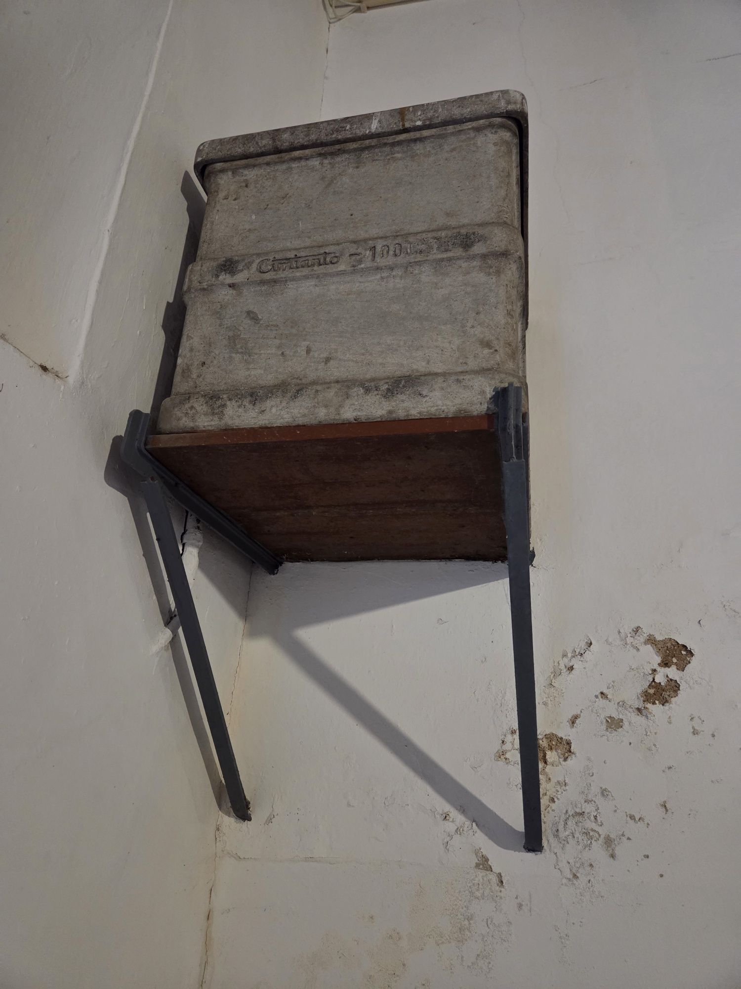Depósito de água antigo Cimianto 100 L