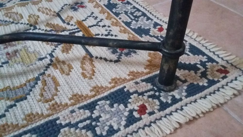 Mesa de centro com estrutura em ferro e tampo de vidro bicelado
