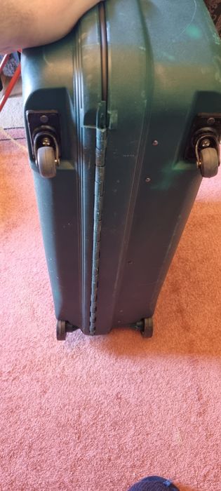 Продам ЧЕМОДАН с крепкого пластика