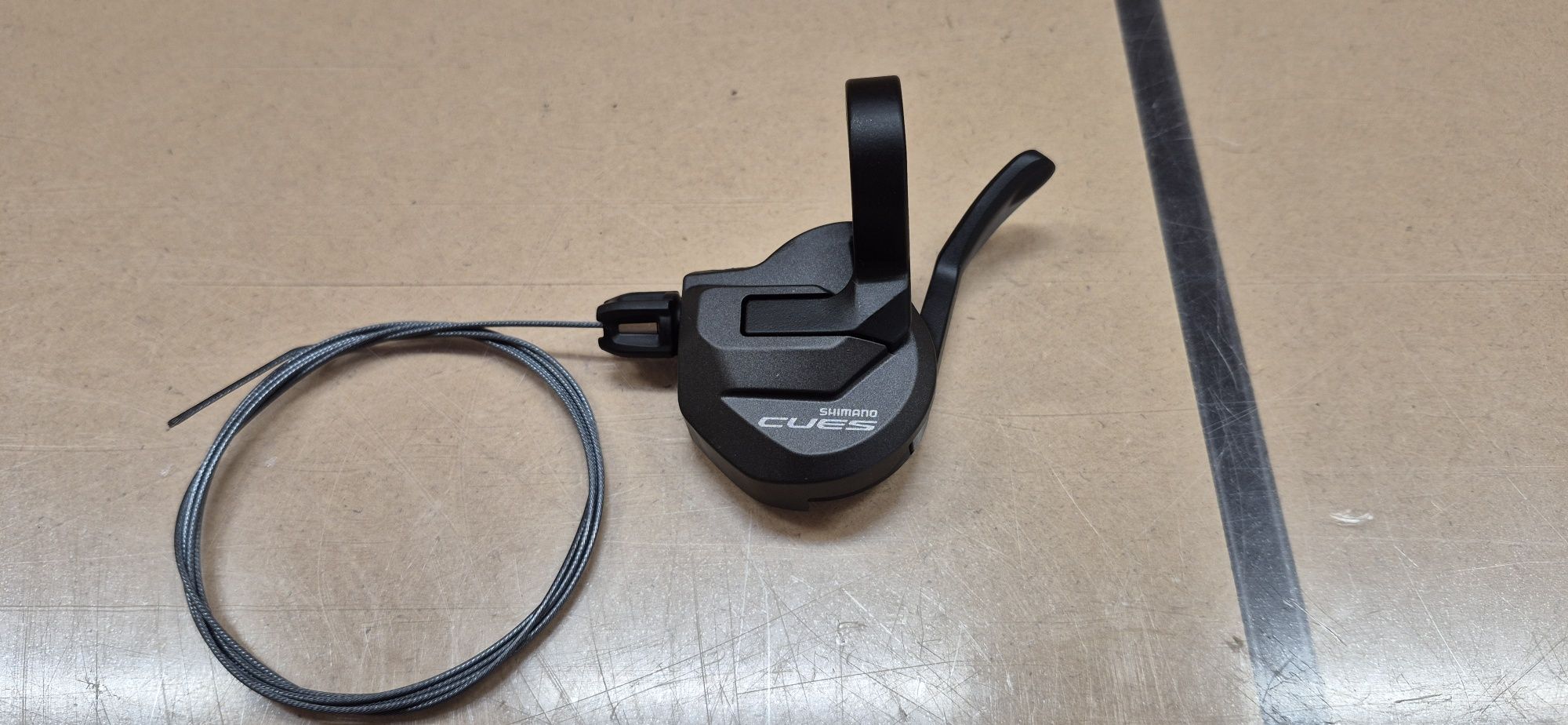 Nr1.  Manetka Shimano Cues SL-U8000.  2s.
