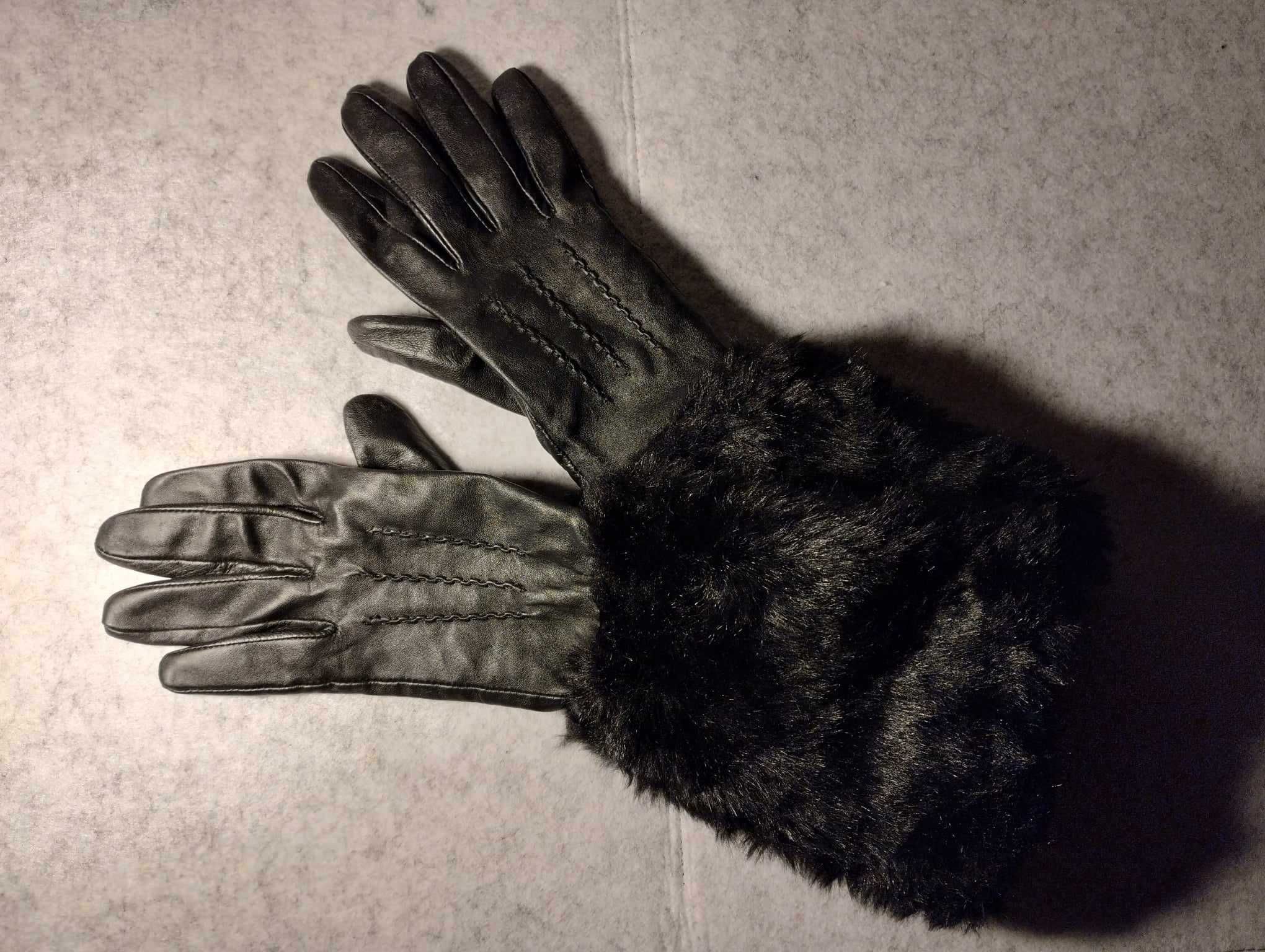 Czarne skórzane rękawiczki damskie z ozdobnym sztucznym futerkiem