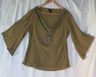 Blusa caqui com decote bordado a missangas