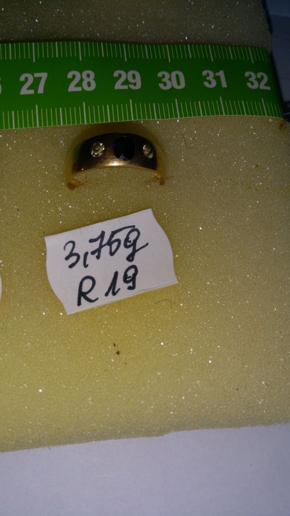Pierścionek złoty z diamentami i szafirami w cenie 4200 zł.
