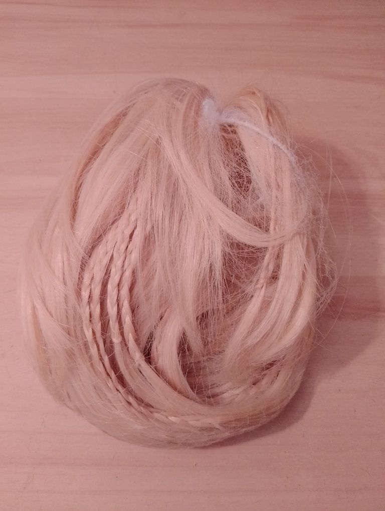 Treska na klamrze, jasny blond.