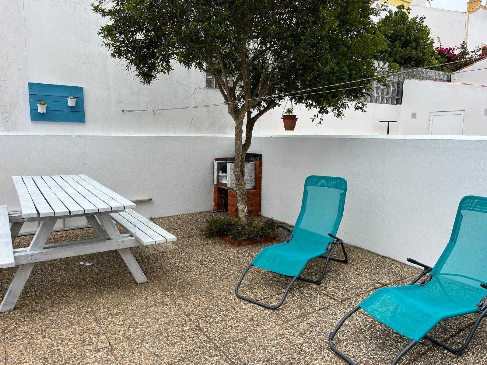 T2 com grande pátio e barbecue a 5 minutos a pé da praia