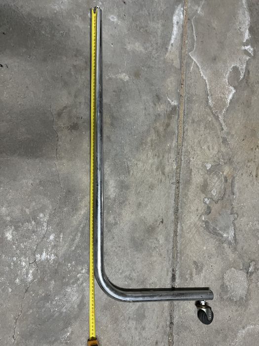 Tubos de metal com rodas