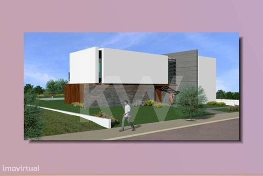 Terreno com Projecto em aprovação na Urbanização Soltroia