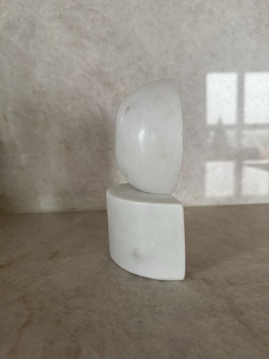 Marmurowa podpórka do książek H&M Home