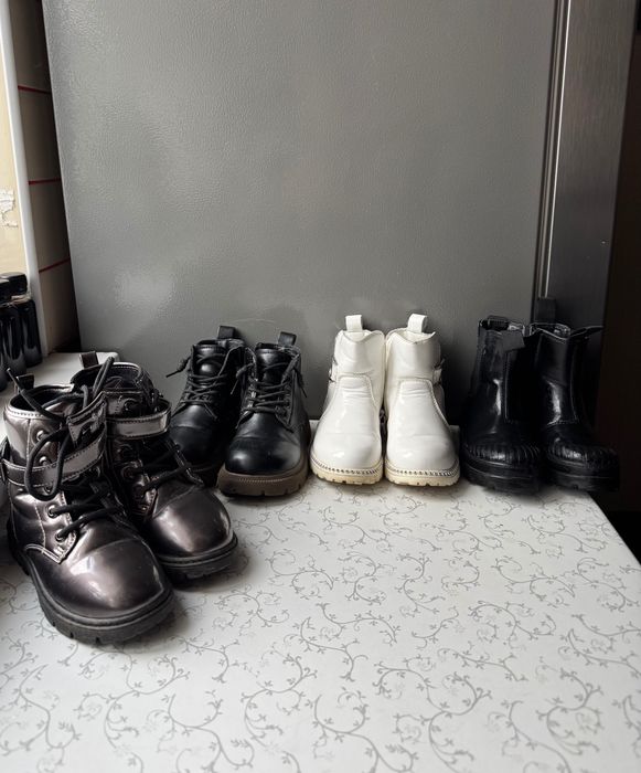 Продам в одні руки 4 пари дитячих черевиків 26-28 розмір