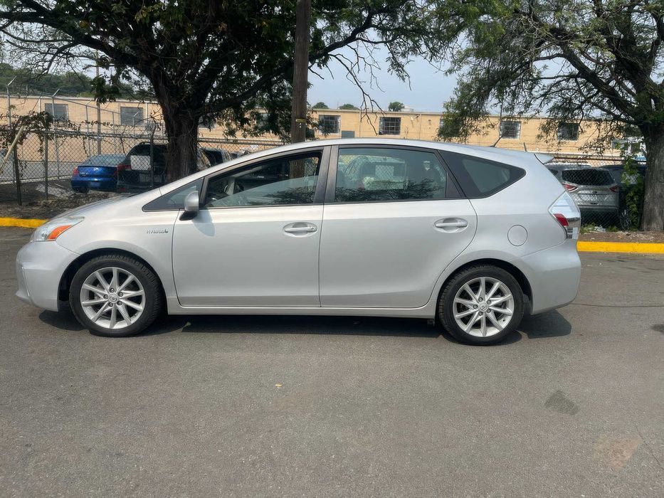 Toyota Prius v Five      2014