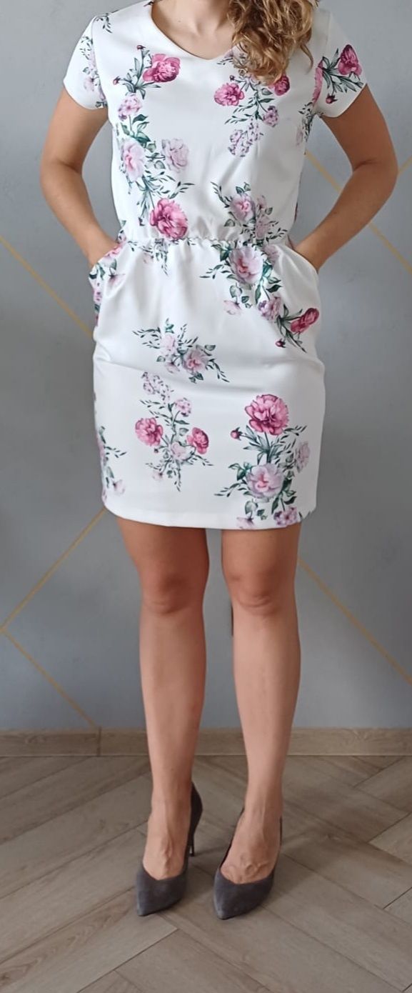 Sukienka biała w kwiaty