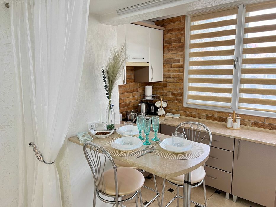 Студія. Дружба. Поруч озеро