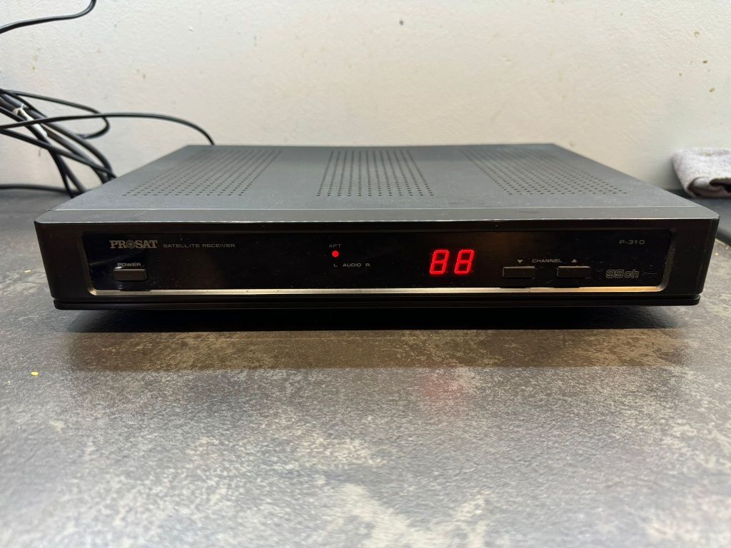 Dekoder satelitatny PROSAT P310 z pilotem kolekcjonerski