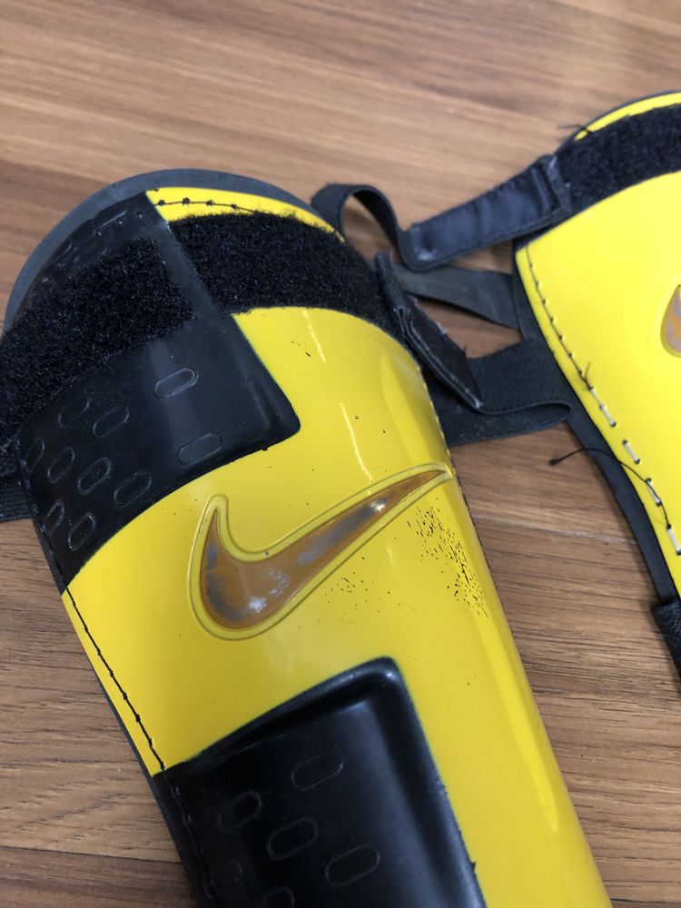 Ochraniacze piłkarskie Nike czarno-żółte rozmiar L