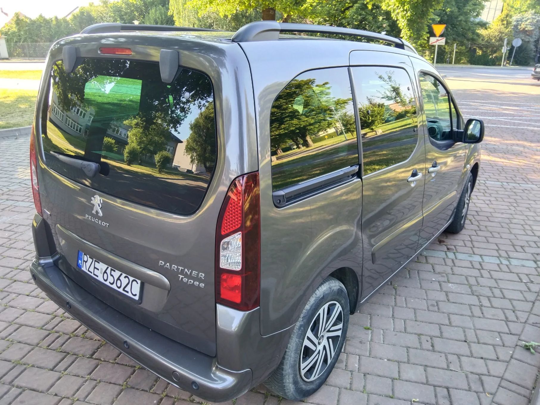 Peugeot Partner Peugeot Partner Tepee STYLE 1.2 benzyna