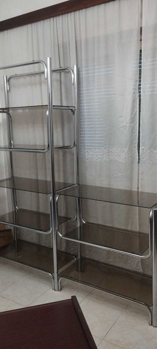 estante em metal e vidro