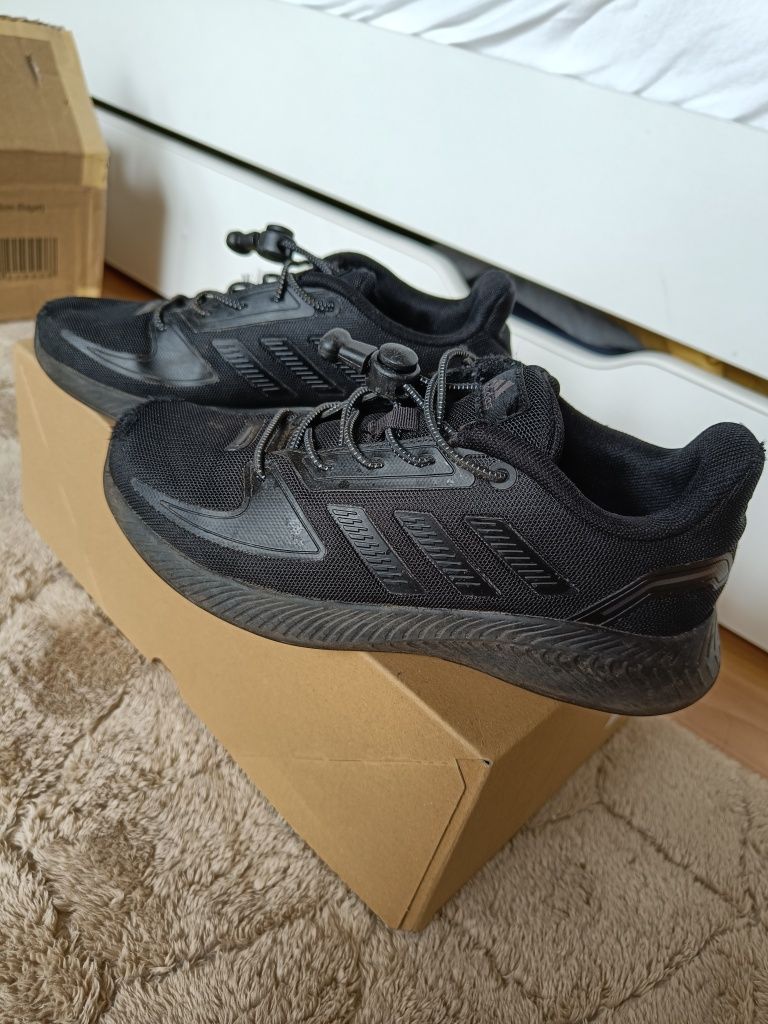 Czarne buty sportowe adidas