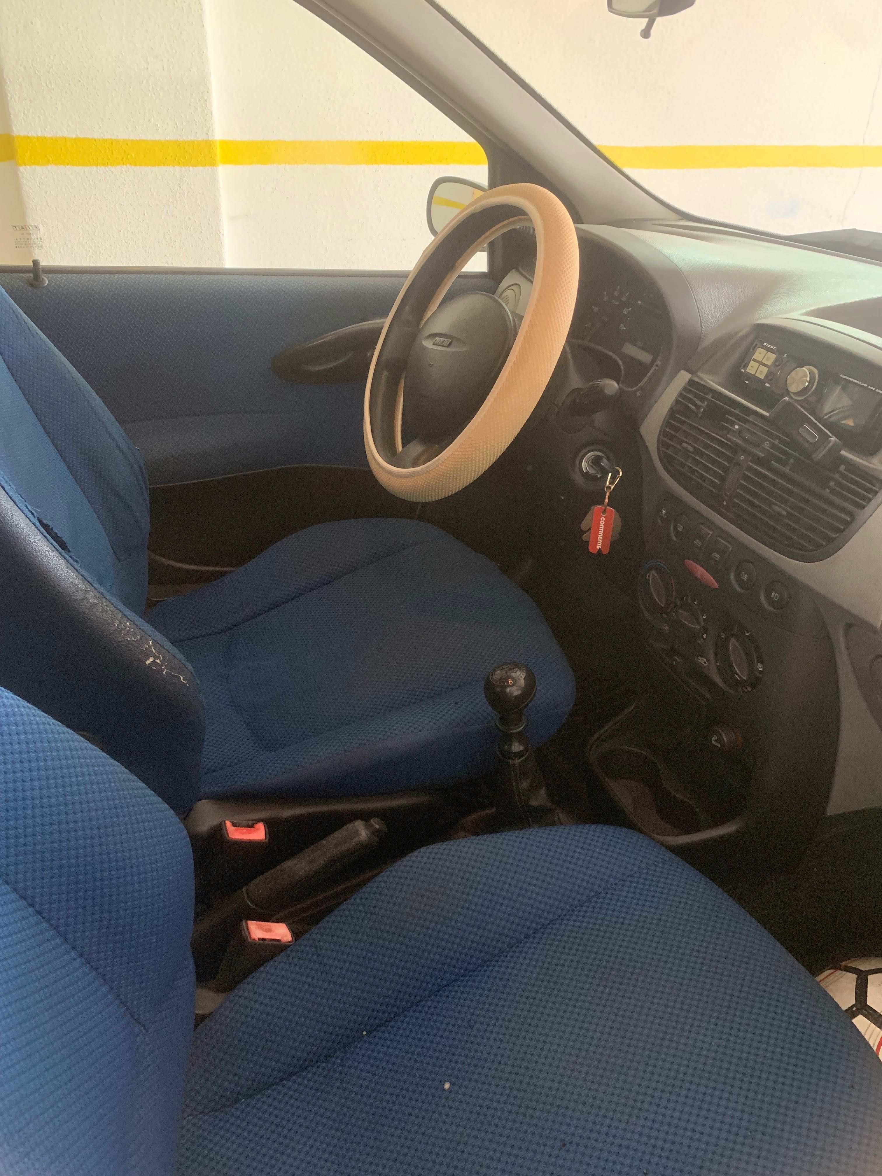 Fiat Punto cinzento