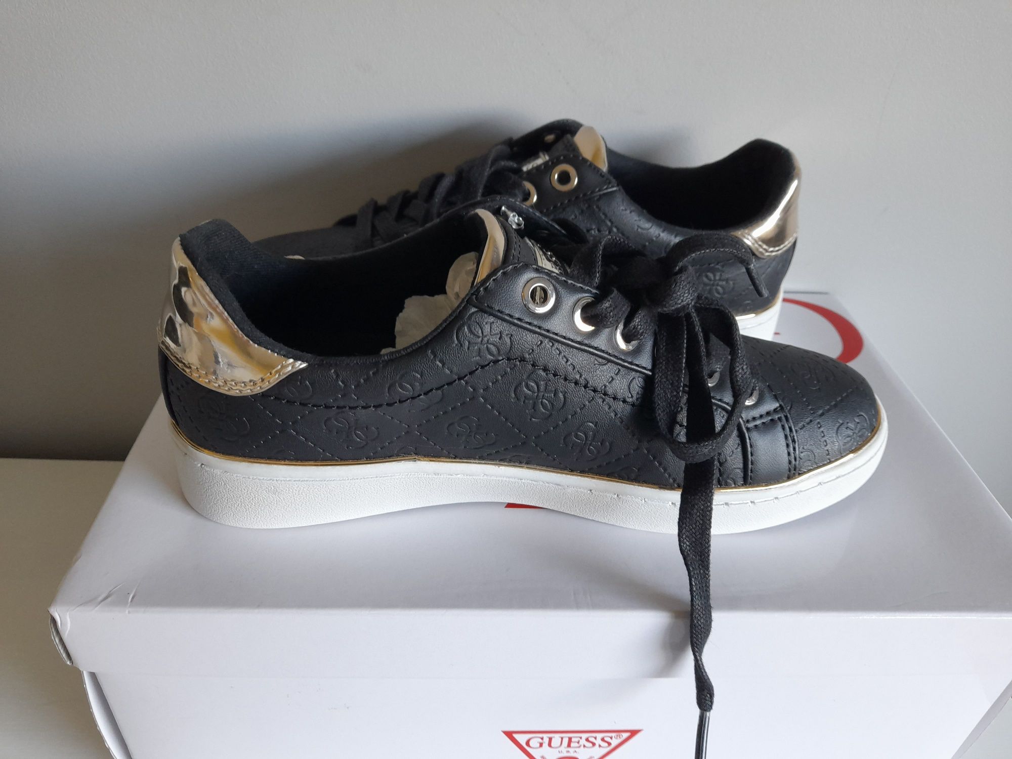 Czarne sneakersy Guess 37