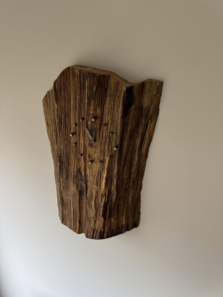 Ręcznie wykonany zegar ścienny z litego drewna – rustykalny design