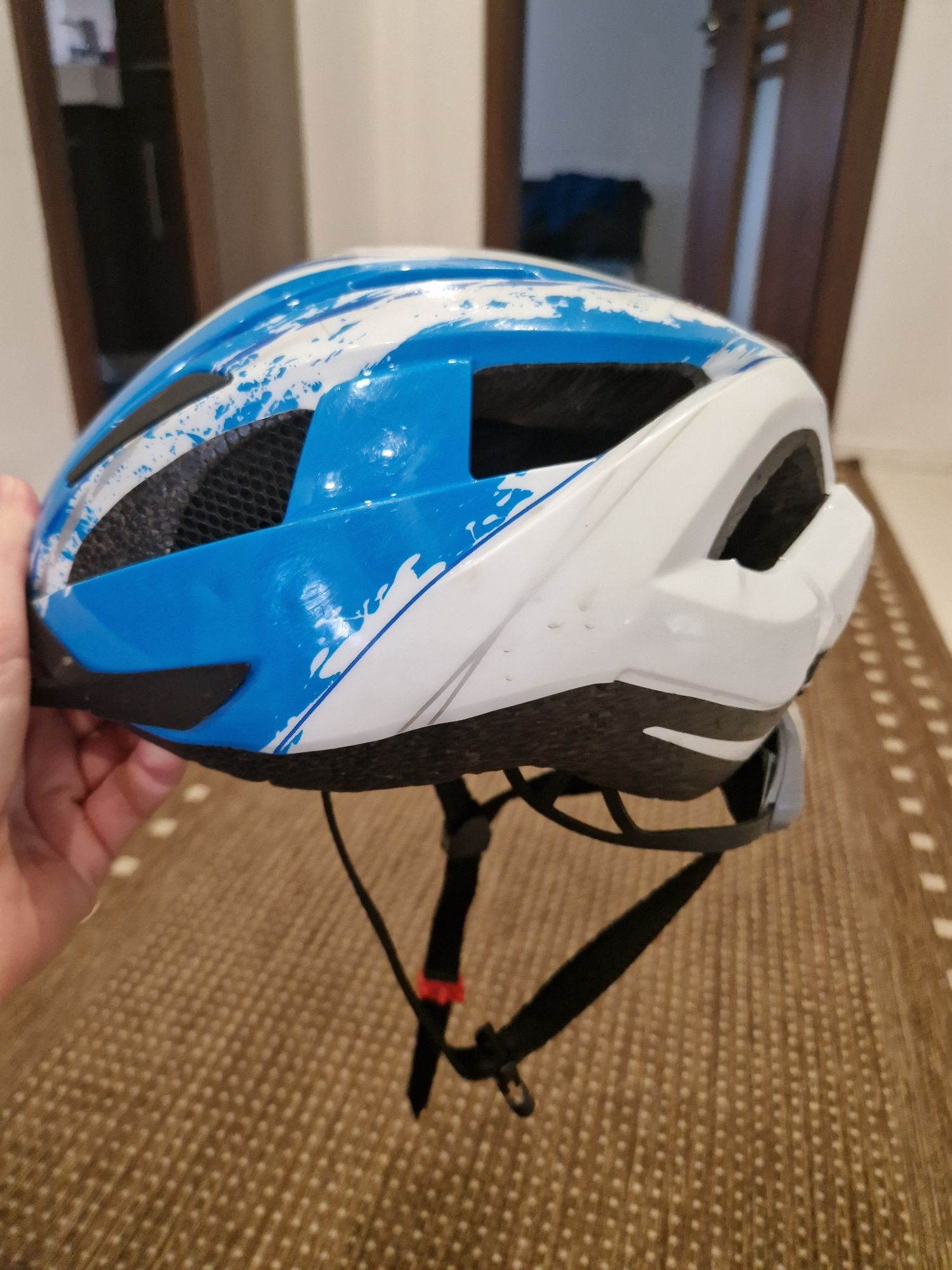 Kask rowerowy, młodzieżowy, wiek około 10-12 lat